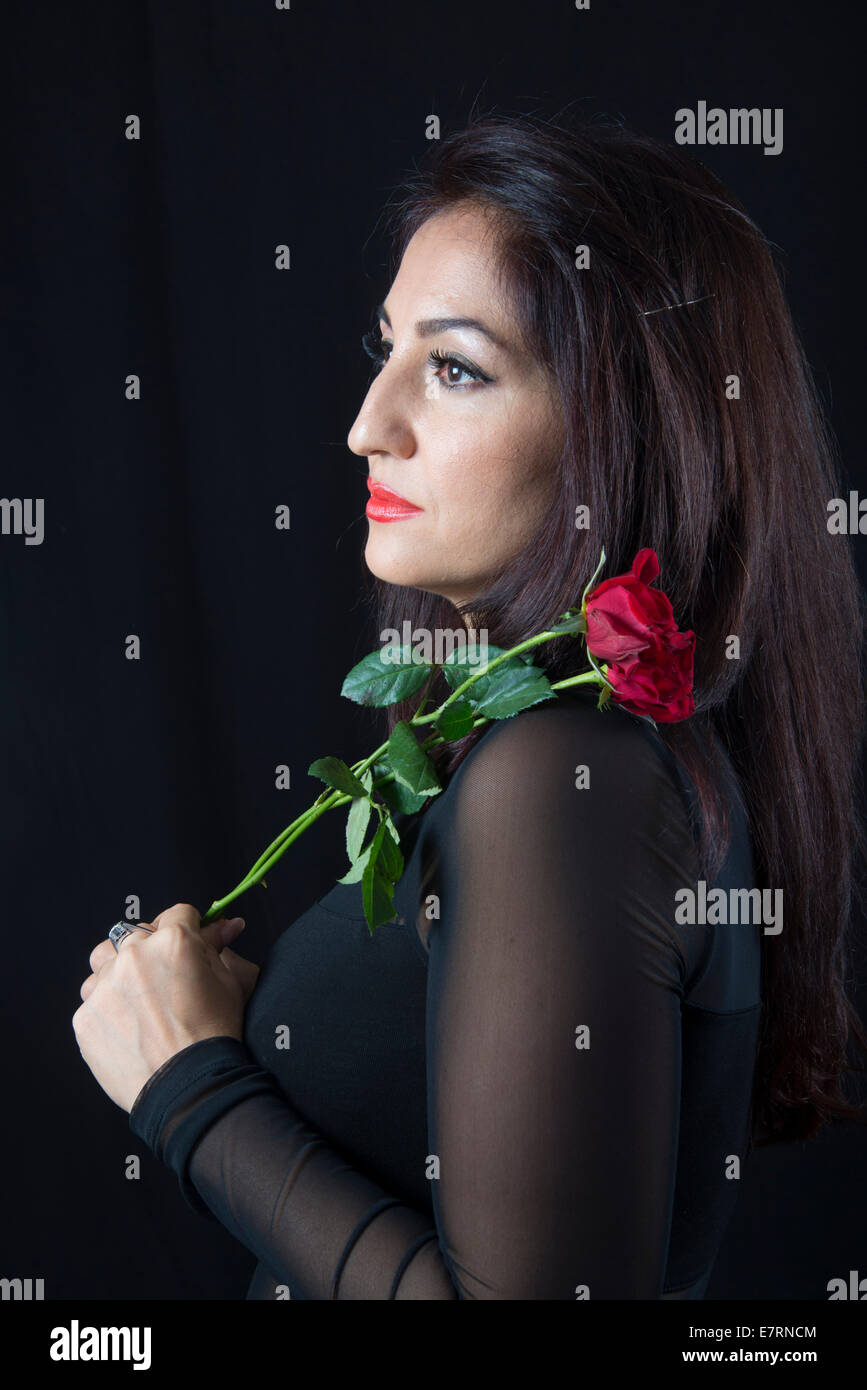 Belle brunette woman holding deux roses Banque D'Images