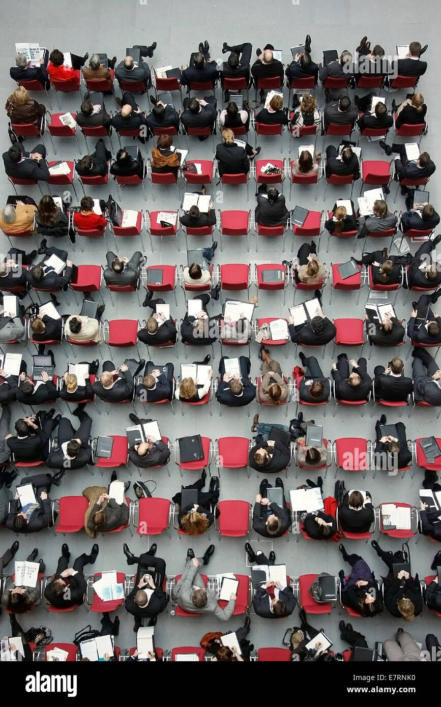 Les participants d'une conférence internationale à partir de la vue d'ensemble des participants de la séquence série/hommes d'affaires Banque D'Images