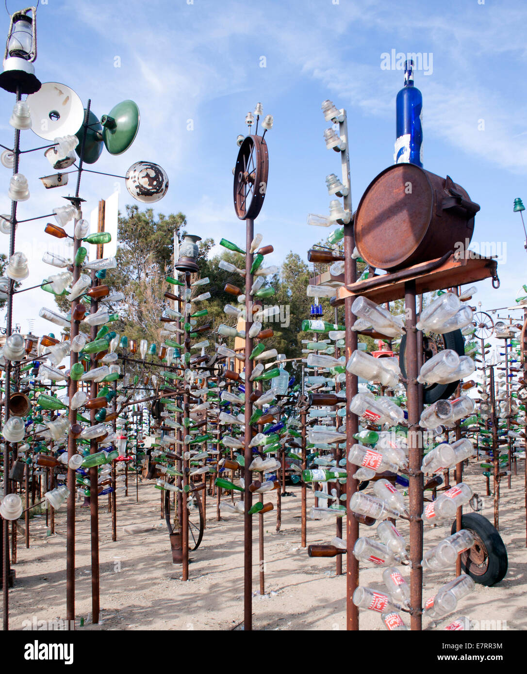 Bouteille d'art Cactus à Helendale, en Californie, transforme le verre recyclé en sculptures colorées du désert, mêlant créativité et charme insolite au bord de la route. Banque D'Images