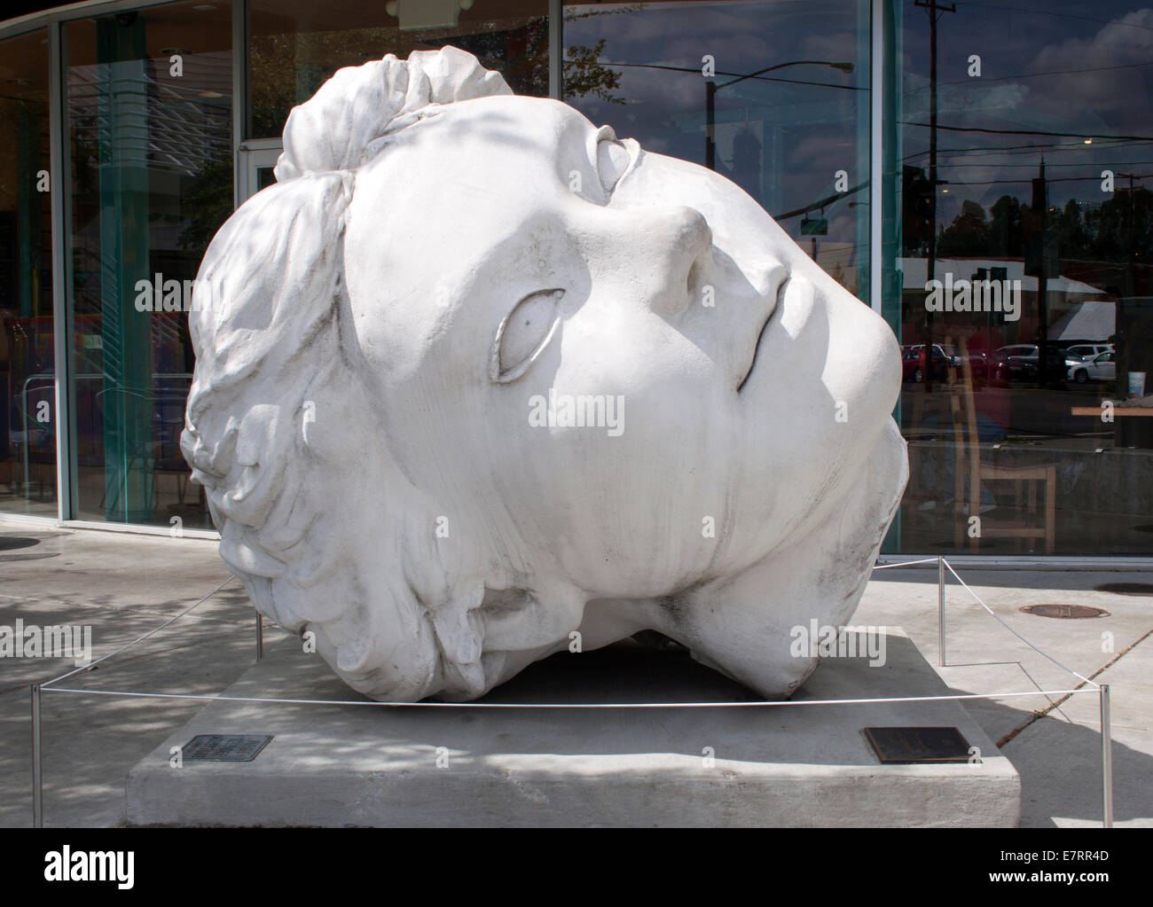 Une sculpture à tête de femme géante à Sacramento, en Californie, se présente comme une œuvre d'art public frappante et un monument unique en bord de route. Banque D'Images