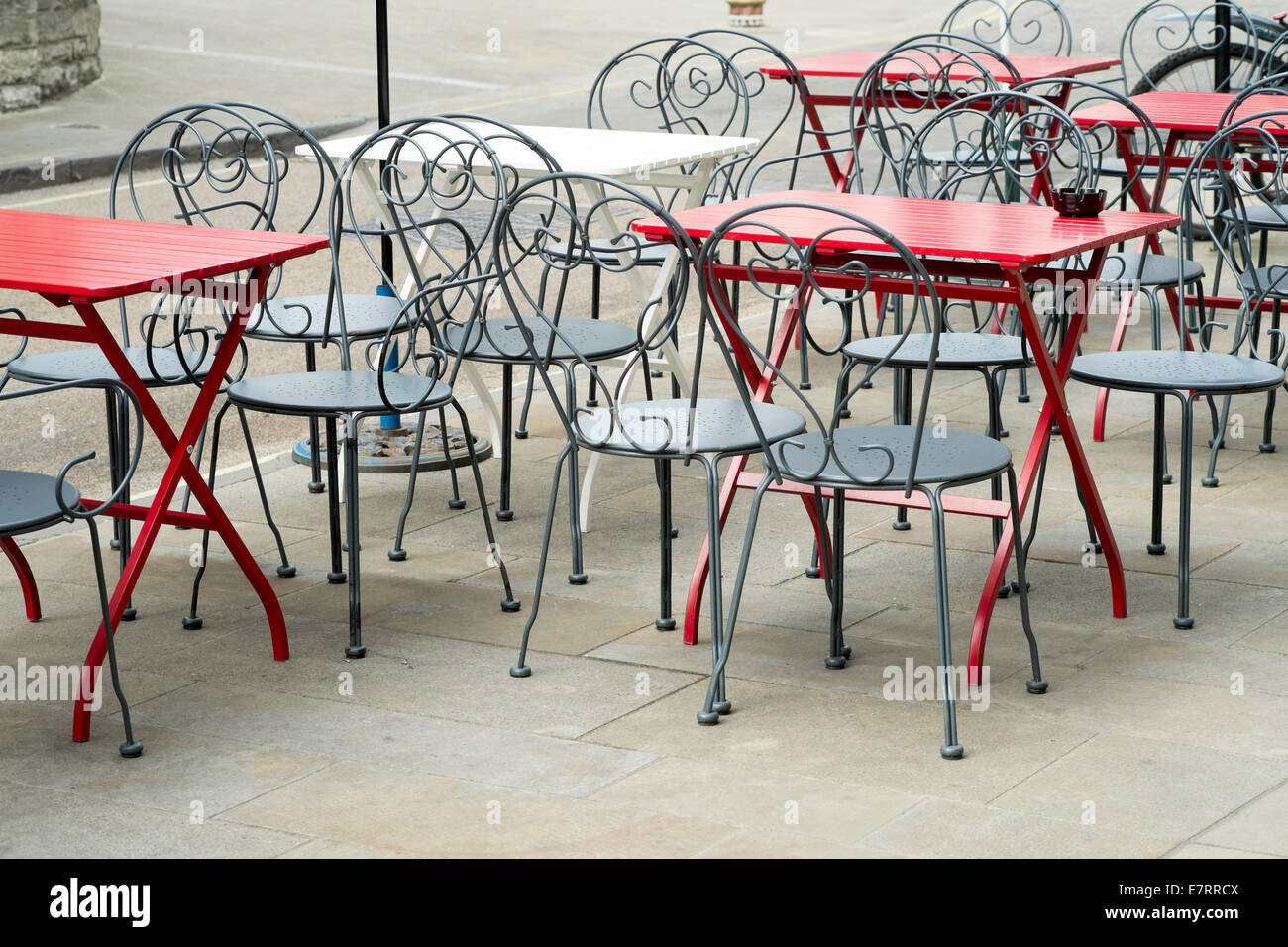 Des tables et des chaises vides sur la chaussée au Royaume-Uni Banque D'Images