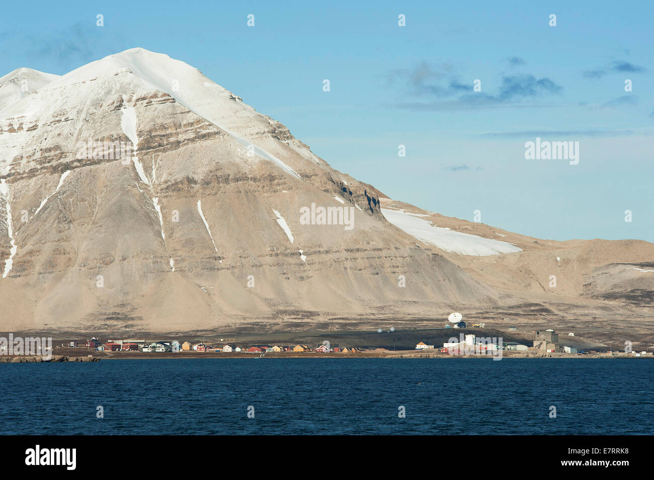 Les bâtiments de Ny Ålesund au Kings Bay vu par un navire, 23 août 2012 Banque D'Images