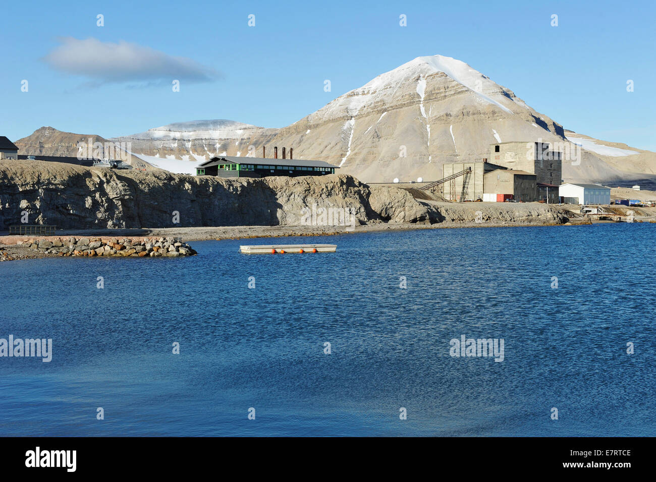 Sommets de montagne derrière des entrepôts à Ny Ålesund's port, 23 août 2012 Banque D'Images