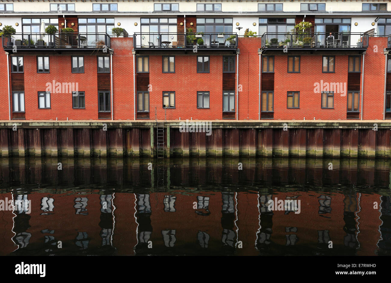 Riverside Apartments sur la rivière Wensum à Norwich, Norfolk, England, UK. Banque D'Images