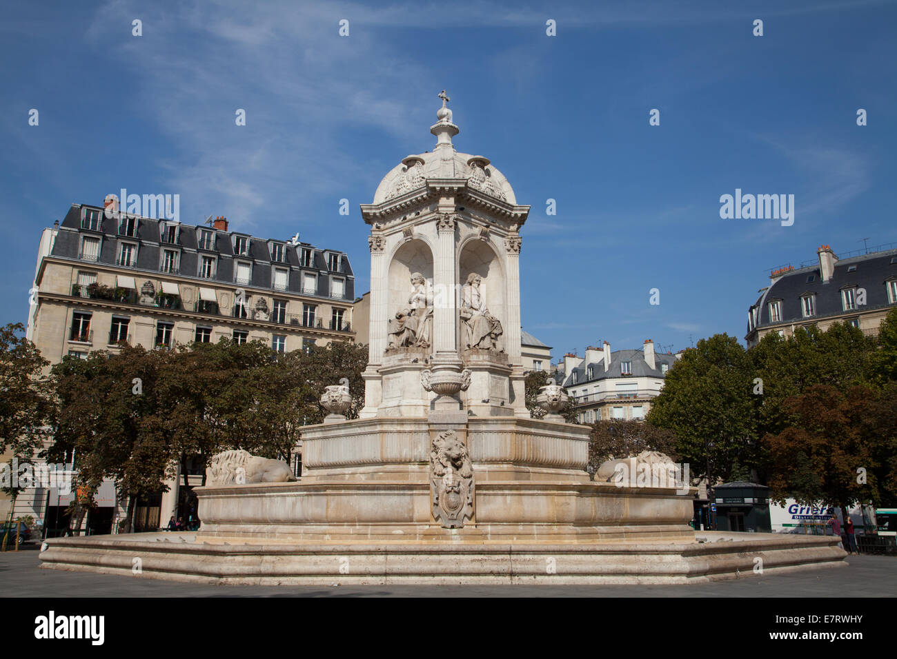 Fountaine Saint-Sulpice et près de l'église Saint-Sulpice à Paris, France. Banque D'Images