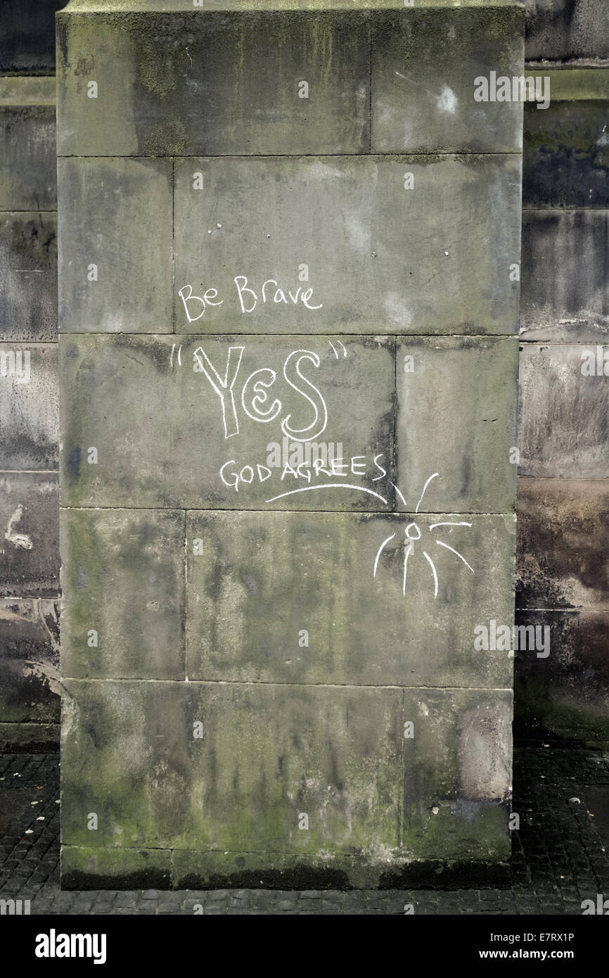 Graffiti à la craie sur le mur de la cathédrale St Giles Edimbourg sur le jour du scrutin référendaire écossais Banque D'Images