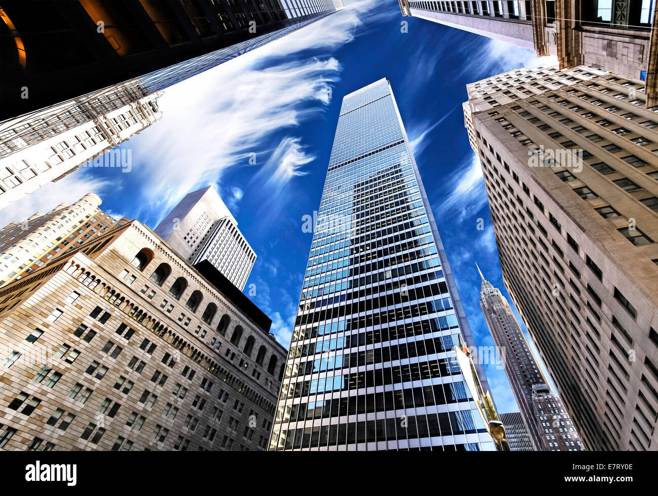 Gratte-ciel de Manhattan, à la recherche jusqu'au ciel, la ville de New York. Banque D'Images