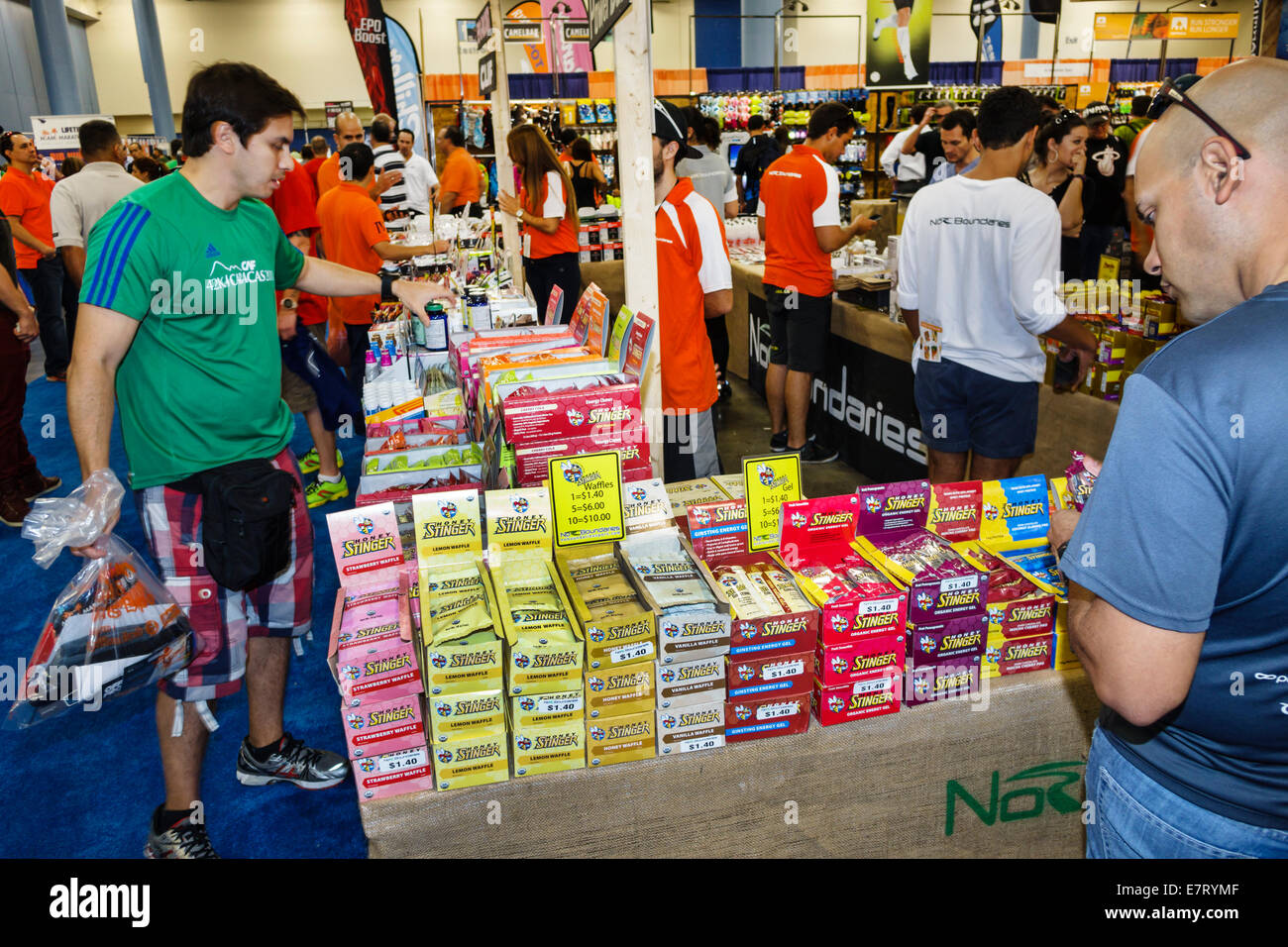Miami Beach Florida, Centre des congrès, centre, Nissan Health & Fitness Expo, Miami Marathon, moitié, course, coureur, fournisseurs stalles stands marché stand Banque D'Images