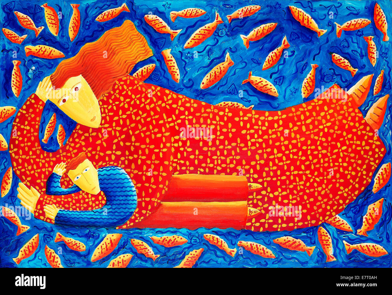 Mère et fils flottant avec du poisson Banque D'Images