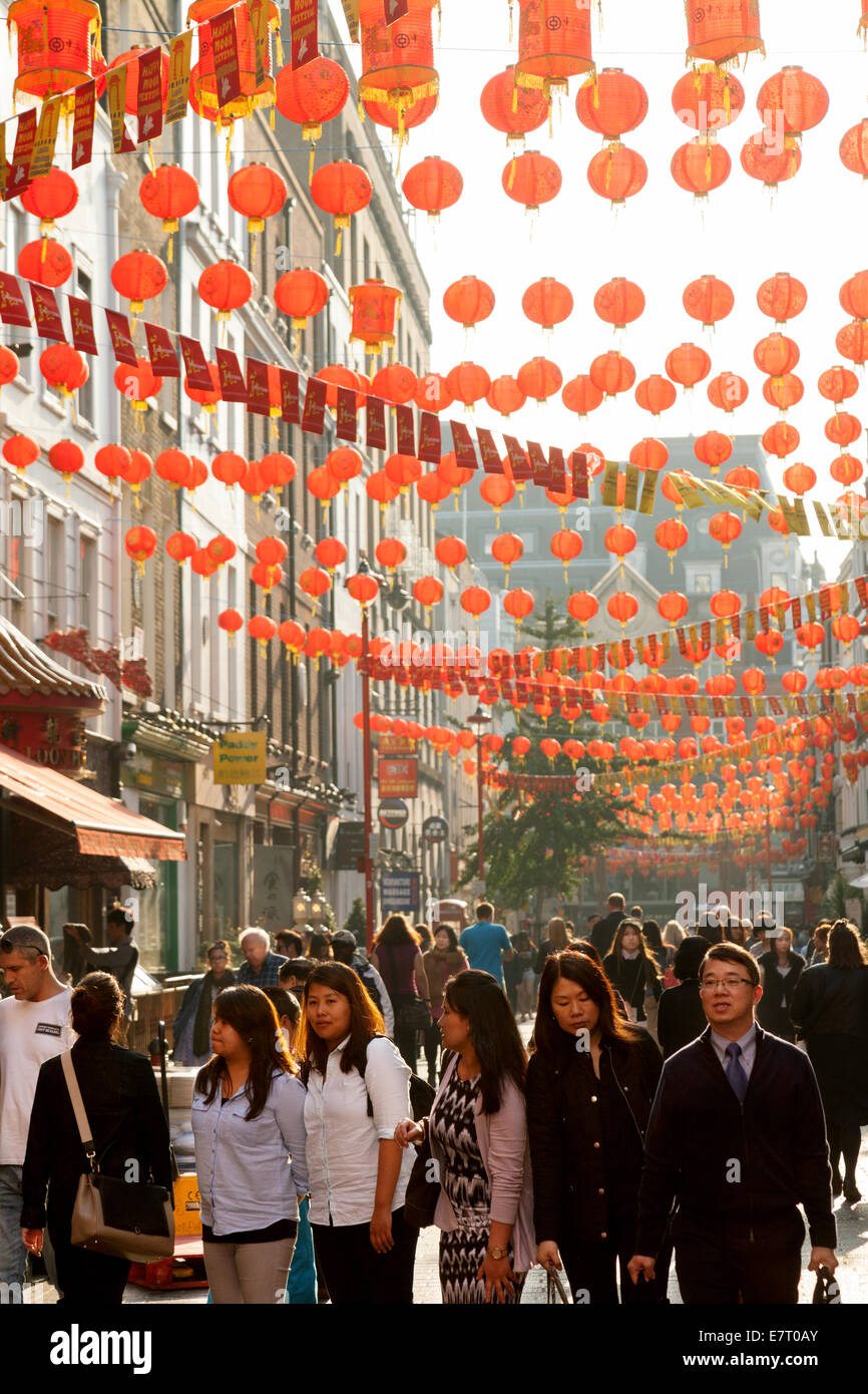 Chinatown, Londres, Gerrard Street scene avec des lanternes chinoises, Soho, Londres UK Banque D'Images