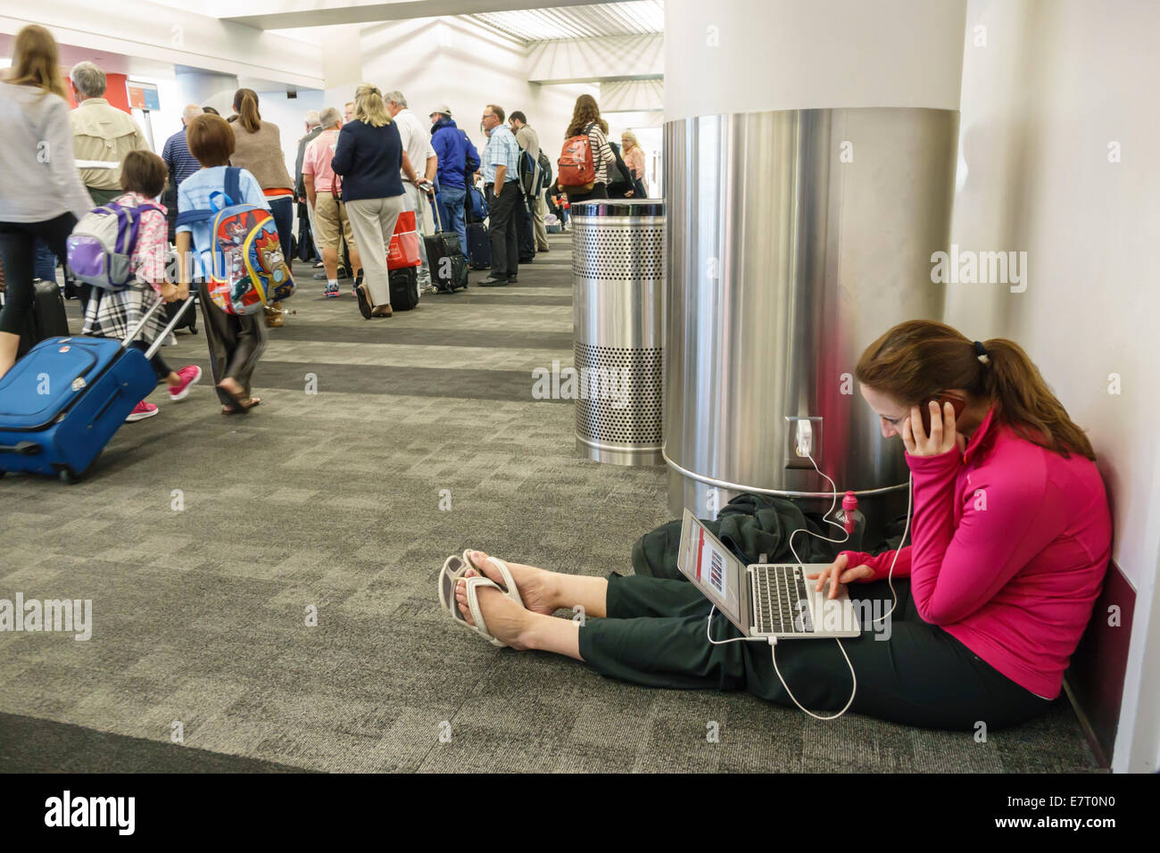 Los Angeles California,LAX,aéroport international,terminal,femme asiatique femmes,ordinateur portable,ordinateur,chargeur,prise électrique,cordon d'alimentation,charge,sitti Banque D'Images
