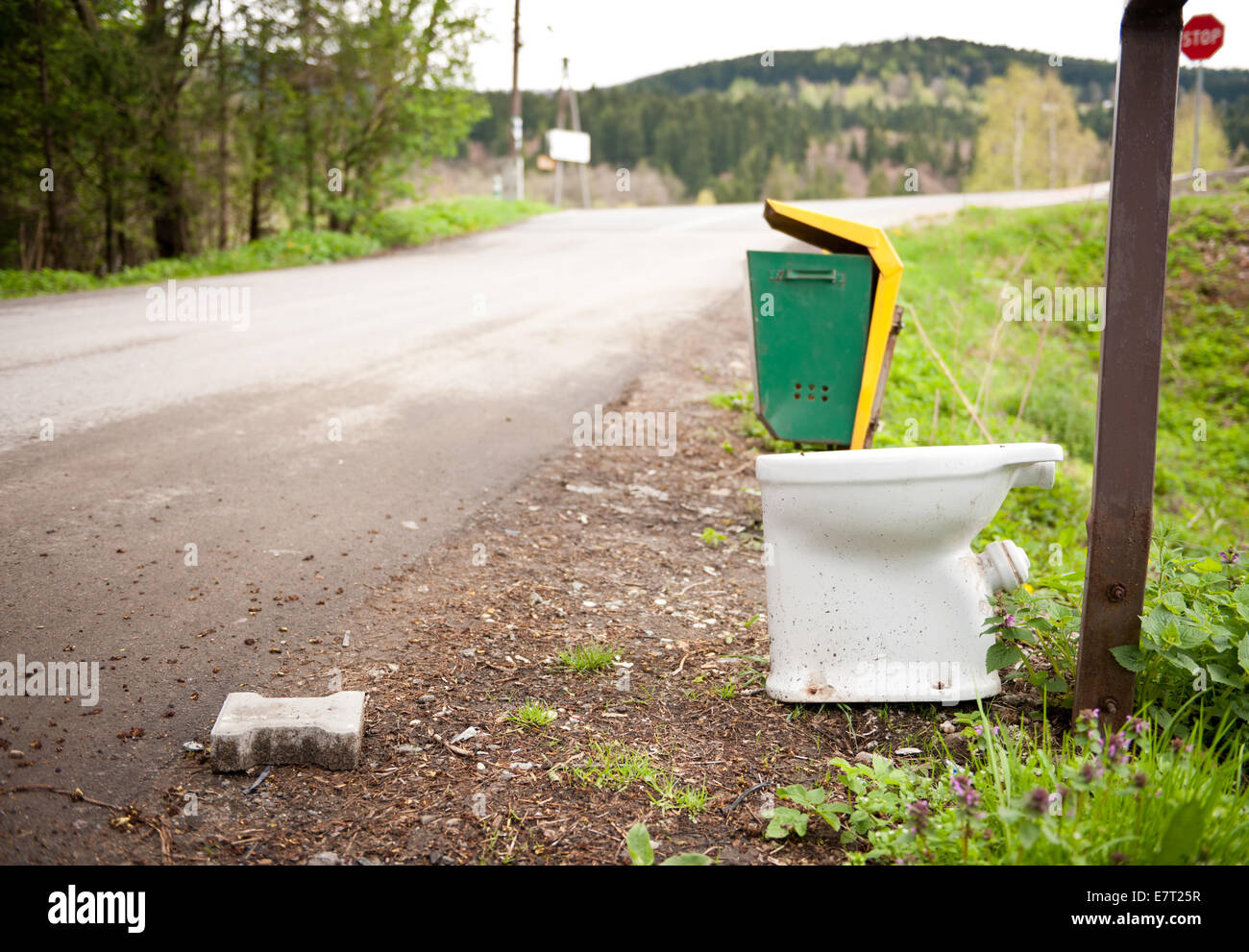 Vieille toilette ordures en bordure de la jetée Banque D'Images