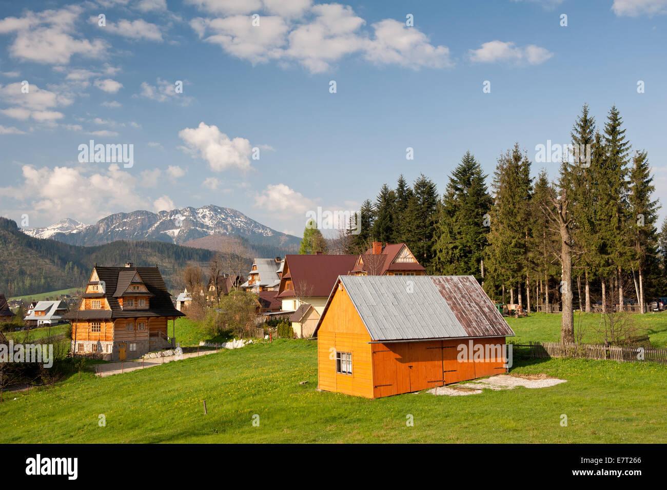 Vue bucolique à Koscielisko village en pays Tatra Banque D'Images