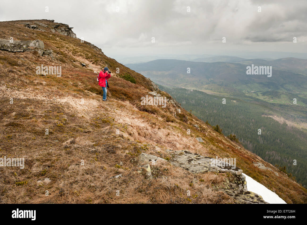 Sur la montagne en prenant la photo. Pendant le trekking tourisme solitaire Banque D'Images