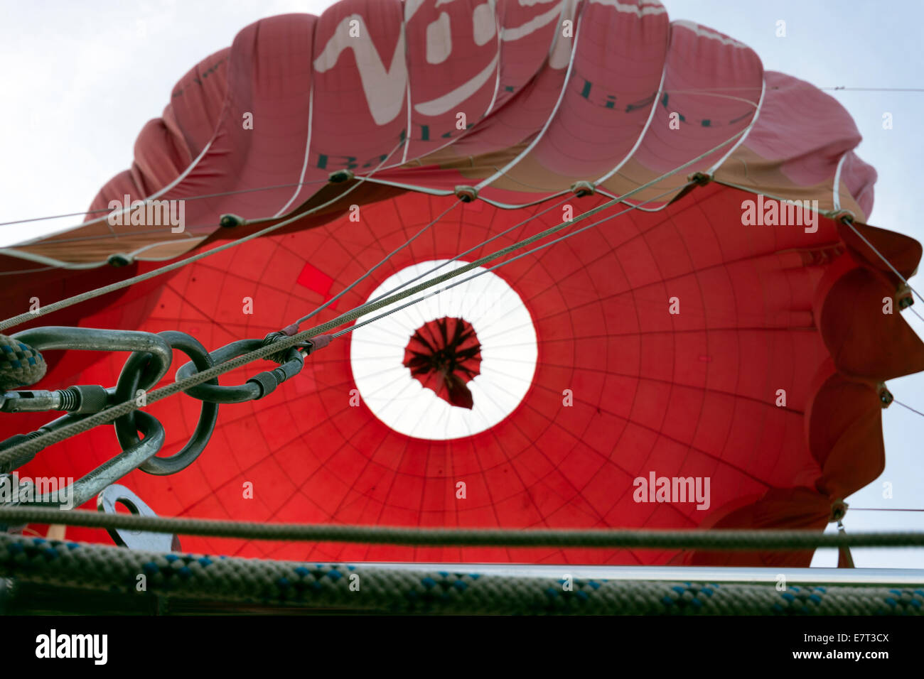 L'ouverture de la valve parachute dans un ballon à air chaud pour en ordre décroissant, Shropshire, Angleterre Banque D'Images