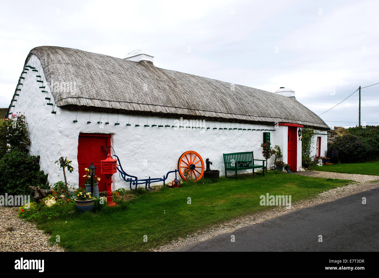 Irlandais traditionnel du 19ème siècle, un toit de chaume cottage, Malin Head, comté de Donegal, Irlande. Banque D'Images