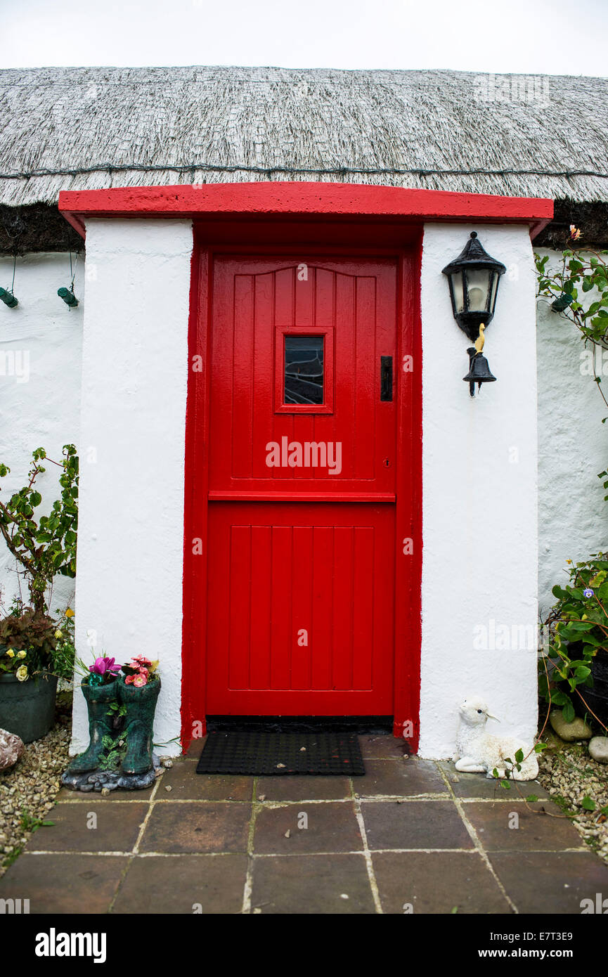 Irlandais traditionnel du 19ème siècle, un toit de chaume cottage, Malin Head, comté de Donegal, Irlande. Banque D'Images