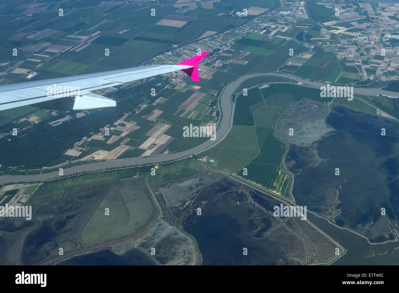 Vue à travers la fenêtre de l'avion Banque D'Images