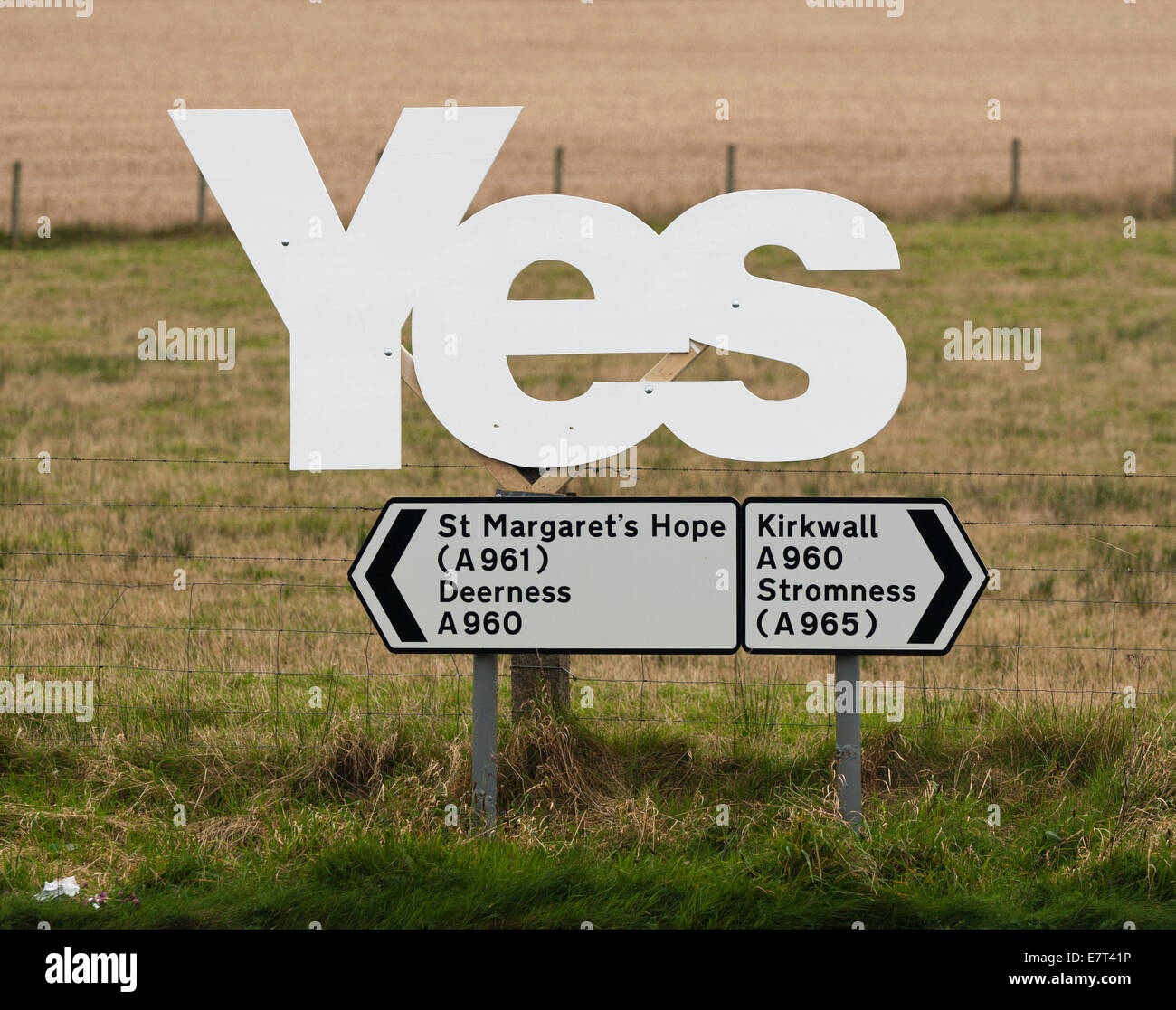 'Oui' à partir de la campagne pour l'indépendance écossaise, monté au-dessus de panneaux indiquant les principales villes d'Orkney Banque D'Images