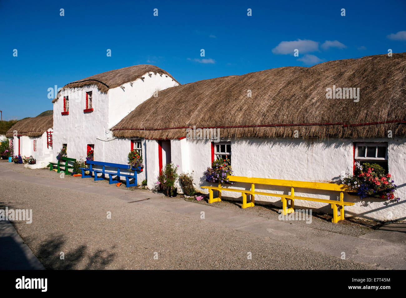 Toit de chaume traditionnel irlandais du 19ème siècle chambres d'hôtes au Village de la famine, à l'île de Doagh, comté de Donegal, Irlande Banque D'Images