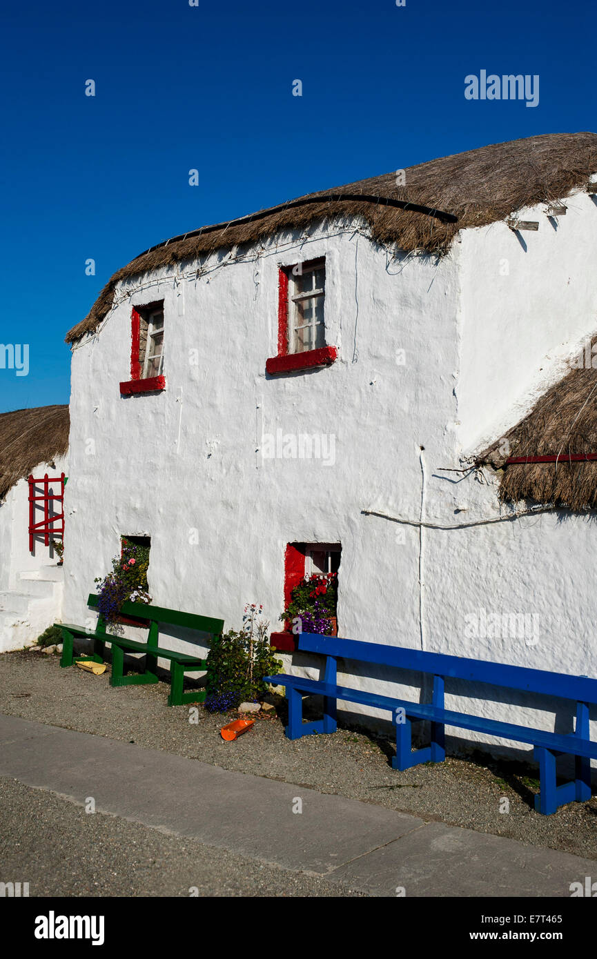 Toit de chaume traditionnel irlandais du 19ème siècle chambres d'hôtes au Village de la famine, à l'île de Doagh, comté de Donegal, Irlande Banque D'Images