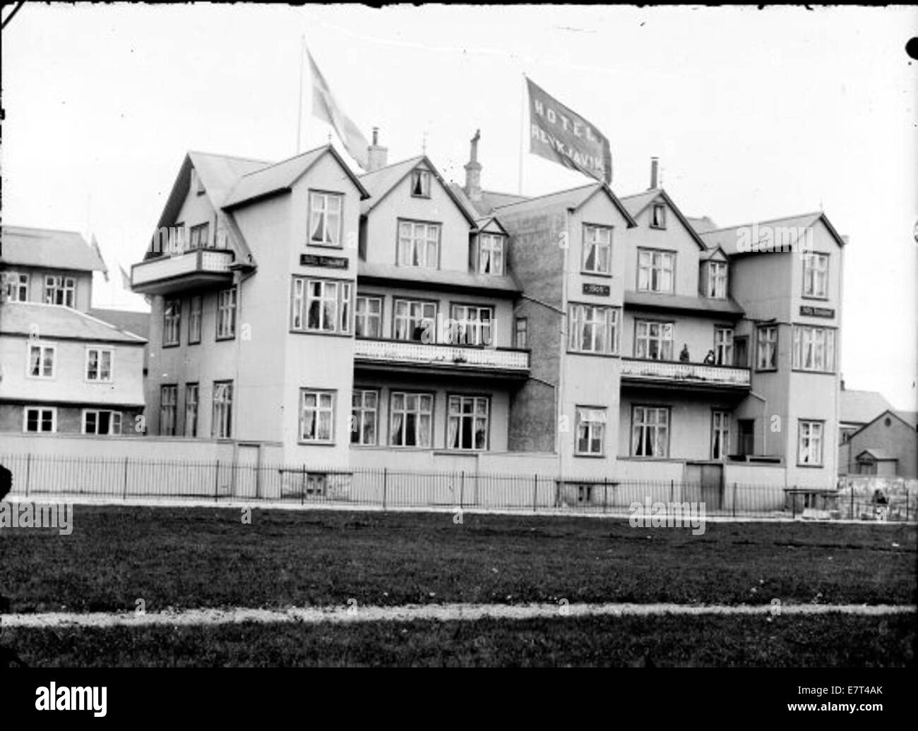 Cette photographie montre l'hôtel Reykjavik vers 1905, capturant l'architecture du bâtiment et le développement urbain précoce de Reykjavik, la capitale de l'Islande. L'image offre un instantané de la ville au tournant du XXe siècle. Banque D'Images Cette photographie montre l'hôtel Reykjavik vers 1905, capturant l'architecture du bâtiment et le développement urbain précoce de Reykjavik, la capitale de l'Islande. L'image offre un instantané de la ville au tournant du XXe siècle. Banque D'Images