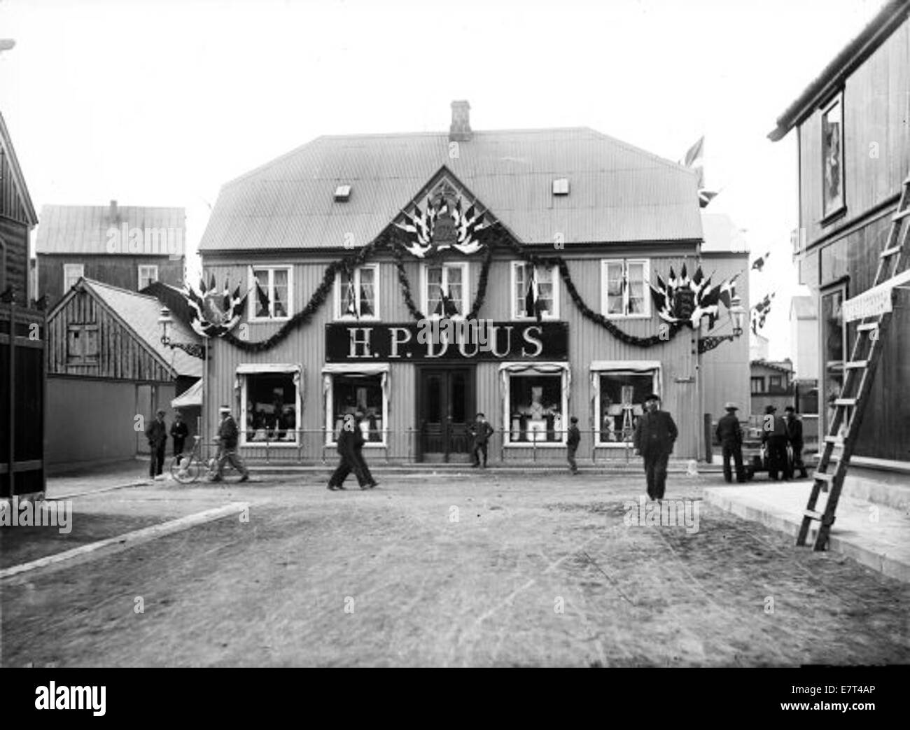Photographie historique de Duusverslun, un magasin situé sur Áalstræti à Reykjavik, Islande, prise vers 1907. L'image reflète le commerce du début du XXe siècle à Reykjavik. Banque D'Images Photographie historique de Duusverslun, un magasin situé sur Áalstræti à Reykjavik, Islande, prise vers 1907. L'image reflète le commerce du début du XXe siècle à Reykjavik. Banque D'Images