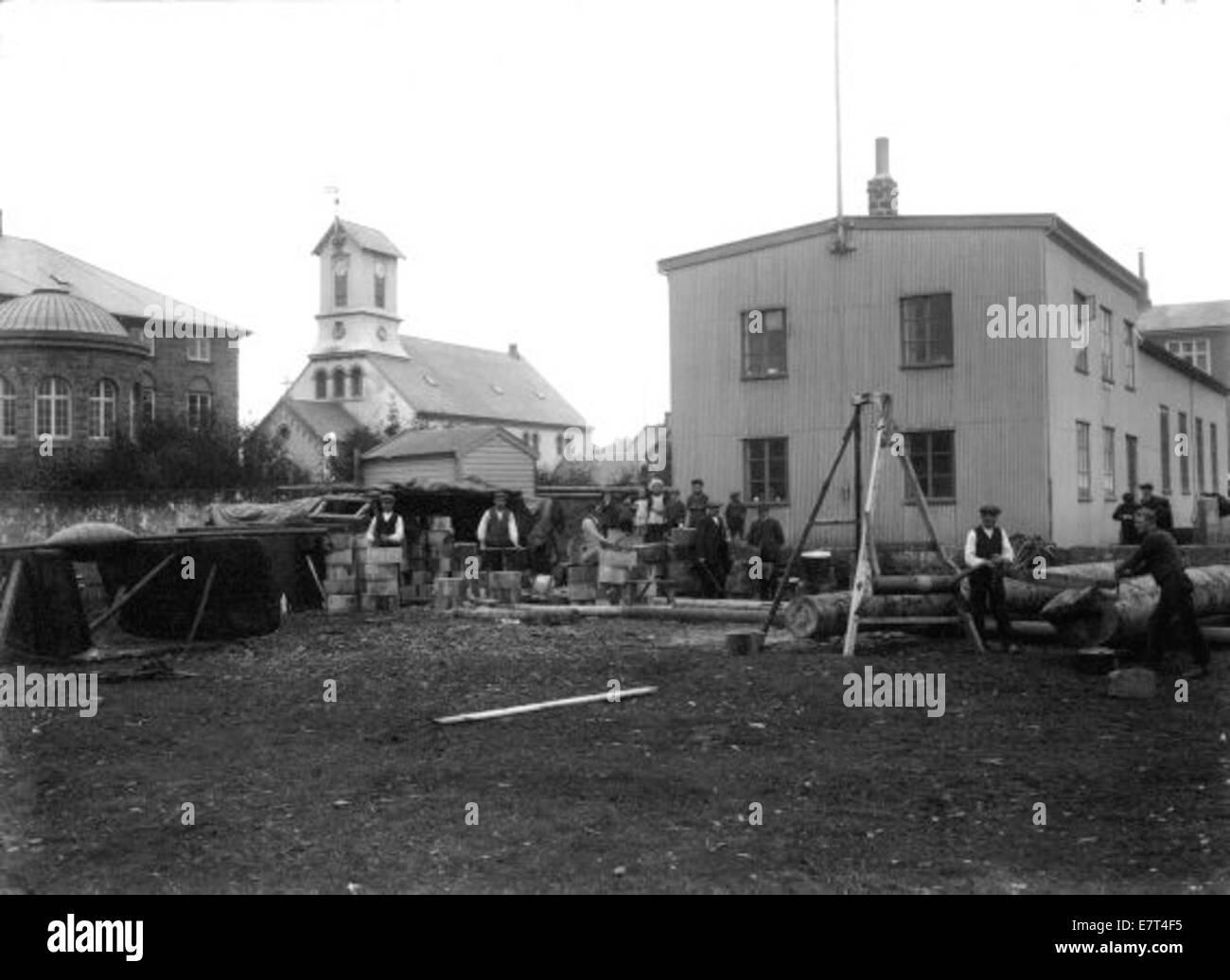 Photographie historique prise vers 1915 montrant les rues de Reykjavik, Islande. L'image comprend un chariot de travail et la zone de Vonarstræti, qui capture la vie urbaine islandaise du début du XXe siècle. Banque D'Images Photographie historique prise vers 1915 montrant les rues de Reykjavik, Islande. L'image comprend un chariot de travail et la zone de Vonarstræti, qui capture la vie urbaine islandaise du début du XXe siècle. Banque D'Images