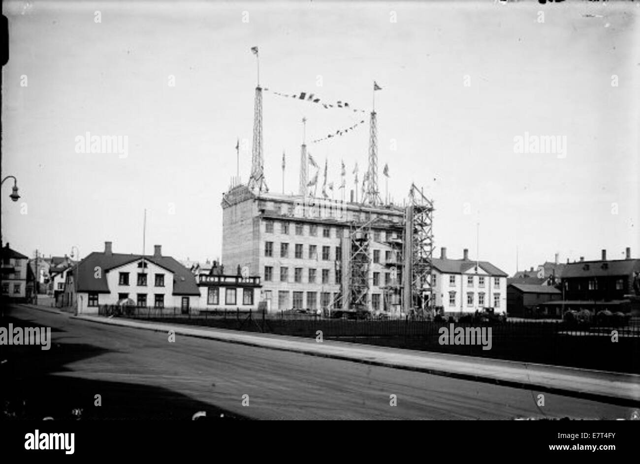 Cette photographie représente le bâtiment Reisugildi à Reykjavik, Islande, datant de 1932. L'image capture son architecture et son emplacement à Thorvaldsensstræti au début du XXe siècle. Banque D'Images Cette photographie représente le bâtiment Reisugildi à Reykjavik, Islande, datant de 1932. L'image capture son architecture et son emplacement à Thorvaldsensstræti au début du XXe siècle. Banque D'Images
