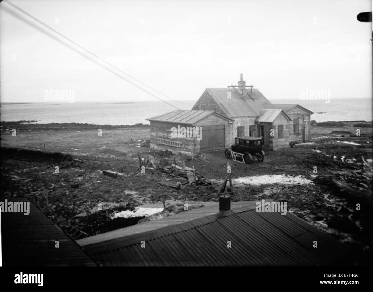 Cette photographie historique montre Reynistaðir de Skerjafjörður en Islande, avec des bâtiments et du bois de chauffage. L'image donne un aperçu de la vie rurale islandaise au début du XXe siècle. Banque D'Images Cette photographie historique montre Reynistaðir de Skerjafjörður en Islande, avec des bâtiments et du bois de chauffage. L'image donne un aperçu de la vie rurale islandaise au début du XXe siècle. Banque D'Images