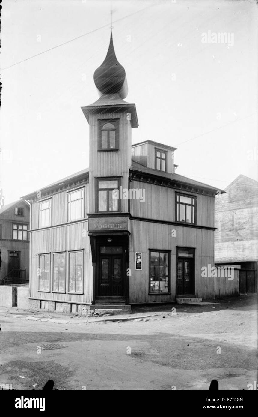Une photographie montrant une maison en bois à Reykjavik des années 1920-1930, qui fait partie d'une collection historique sur le développement architectural en Islande. L'image reflète l'architecture urbaine du début du XXe siècle et les matériaux de construction utilisés à Reykjavik. Banque D'Images Une photographie montrant une maison en bois à Reykjavik des années 1920-1930, qui fait partie d'une collection historique sur le développement architectural en Islande. L'image reflète l'architecture urbaine du début du XXe siècle et les matériaux de construction utilisés à Reykjavik. Banque D'Images