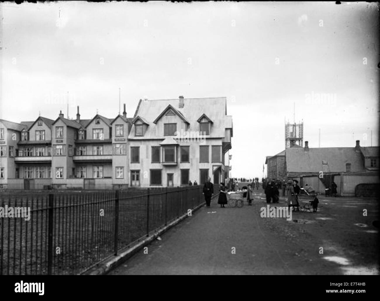 Photographie historique de 1910-1912 montrant une vue de rue de Pósthússtræti et Austurstræti 12 à Reykjavik, Islande. L'image comprend une charrette tirée par des chevaux et des bâtiments de l'époque. Banque D'Images Photographie historique de 1910-1912 montrant une vue de rue de Pósthússtræti et Austurstræti 12 à Reykjavik, Islande. L'image comprend une charrette tirée par des chevaux et des bâtiments de l'époque. Banque D'Images
