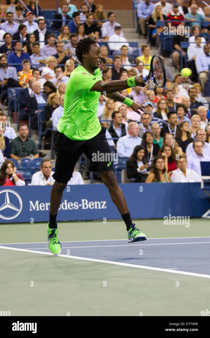 Gael Monfils (FRA) en action quart contre Roger Federer (SUI) à l'US Open 2014 Tennis Championships. © Paul J. Sutton/PC Banque D'Images