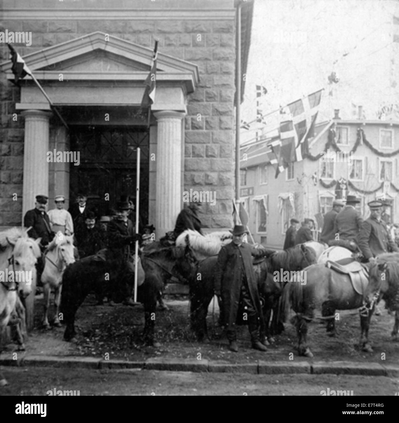 Cette photographie de 1907 capture une visite royale à Reykjavik, en Islande. Il représente un défilé public avec des chevaux et des drapeaux, célébrant l'arrivée d'un roi. L'image est une représentation historique des traditions islandaises lors d'un événement important. Banque D'Images