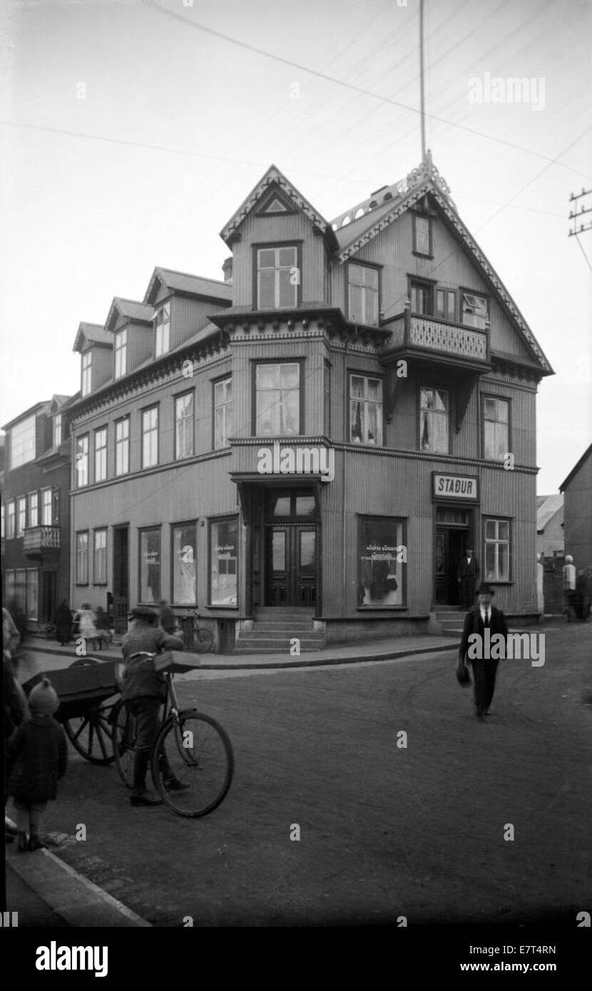 Photographie historique des bâtiments commerciaux le long de la rue Laugavegur à Reykjavik, Islande, prise entre 1910 et 1920. La photo met en valeur l'architecture et la vie quotidienne de cette période dans le quartier de Austurbær à Reykjavik. Banque D'Images Photographie historique des bâtiments commerciaux le long de la rue Laugavegur à Reykjavik, Islande, prise entre 1910 et 1920. La photo met en valeur l'architecture et la vie quotidienne de cette période dans le quartier de Austurbær à Reykjavik. Banque D'Images