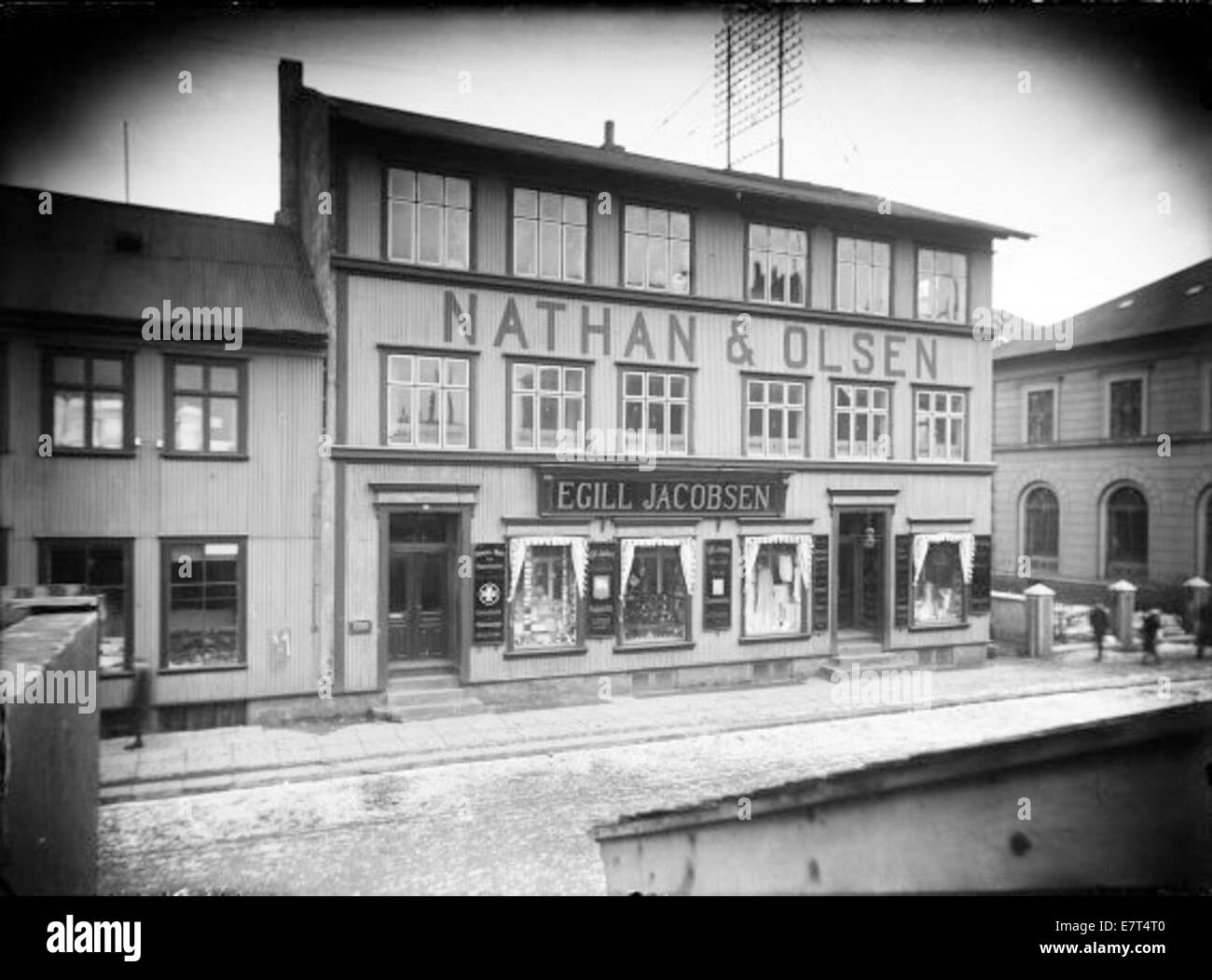 Photographie historique de la rue Austurstræti à Reykjavik, prise entre 1905 et 1919. L'image montre le développement de la rue et des bâtiments pendant cette période, reflétant Reykjavik au début du XXe siècle. Banque D'Images Photographie historique de la rue Austurstræti à Reykjavik, prise entre 1905 et 1919. L'image montre le développement de la rue et des bâtiments pendant cette période, reflétant Reykjavik au début du XXe siècle. Banque D'Images