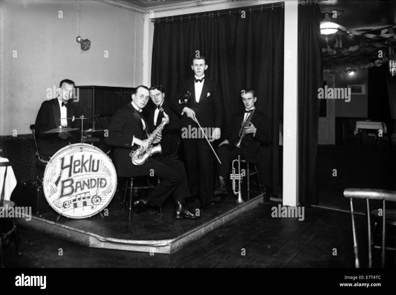 Une photographie des années 1920 aux années 1930 mettant en vedette des membres des T'nlist Heklubandi, un groupe probablement associé à un club ou à un événement local pendant cette période. L’image est associée au T’nlist Hljmsveit, éventuellement un hôtel ou un rassemblement social. Banque D'Images