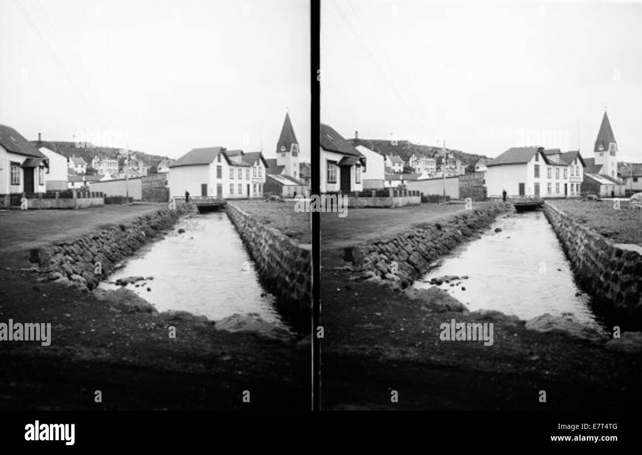 Une photographie de Strandgata à Hafnarfjörður, Islande, prise entre 1915 et 1930. L'image capture l'architecture et les rues de la ville au début du XXe siècle. Banque D'Images Une photographie de Strandgata à Hafnarfjörður, Islande, prise entre 1915 et 1930. L'image capture l'architecture et les rues de la ville au début du XXe siècle. Banque D'Images