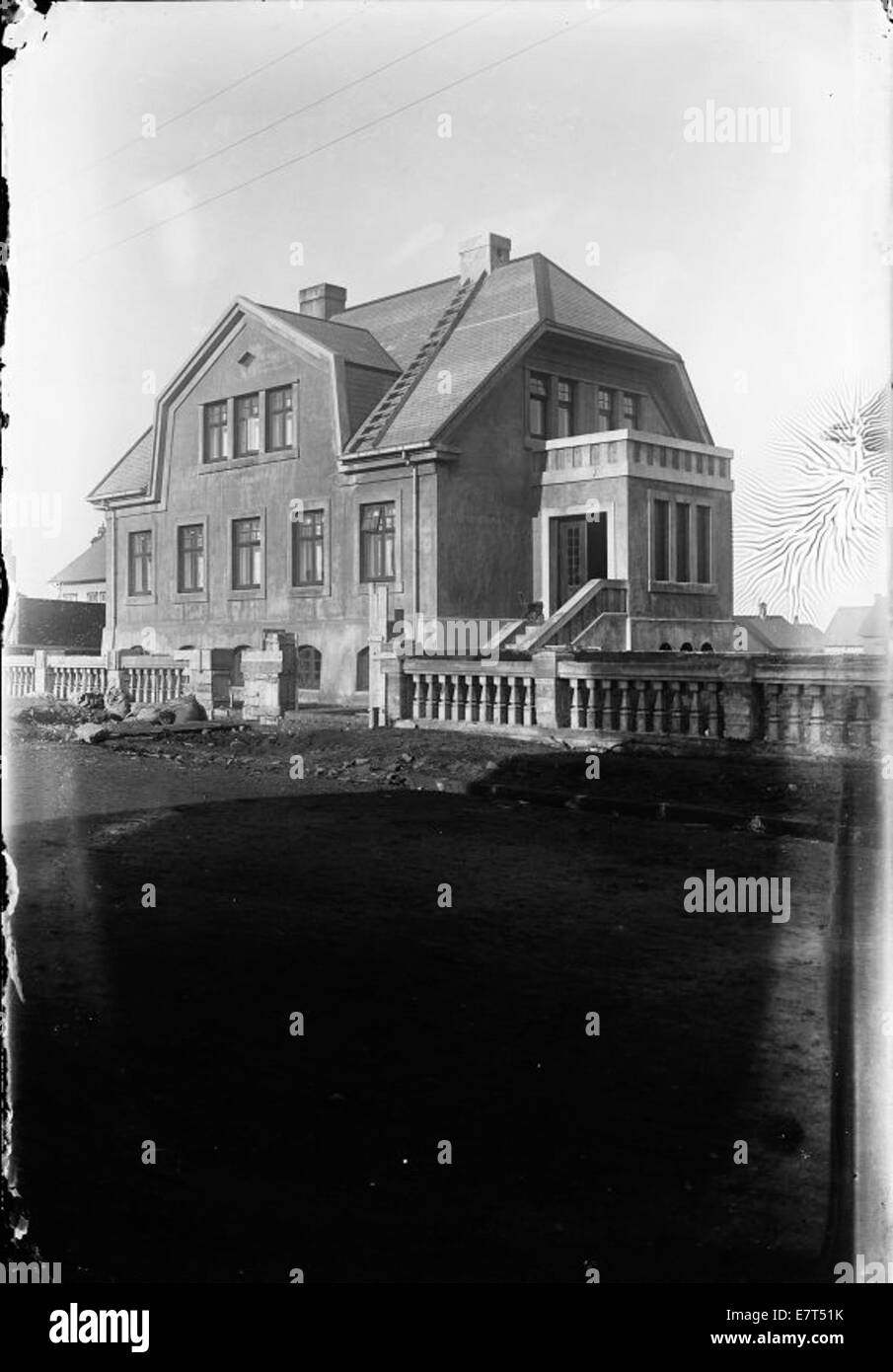 Cette photographie capture une scène de rue de Reykjavík, Islande, vers 1927, montrant le quartier de Vesturbær. Il met en évidence l'architecture et le design de la région au début du XXe siècle, donnant un aperçu du développement urbain de l'Islande dans les années 1920 Banque D'Images Cette photographie capture une scène de rue de Reykjavík, Islande, vers 1927, montrant le quartier de Vesturbær. Il met en évidence l'architecture et le design de la région au début du XXe siècle, donnant un aperçu du développement urbain de l'Islande dans les années 1920 Banque D'Images