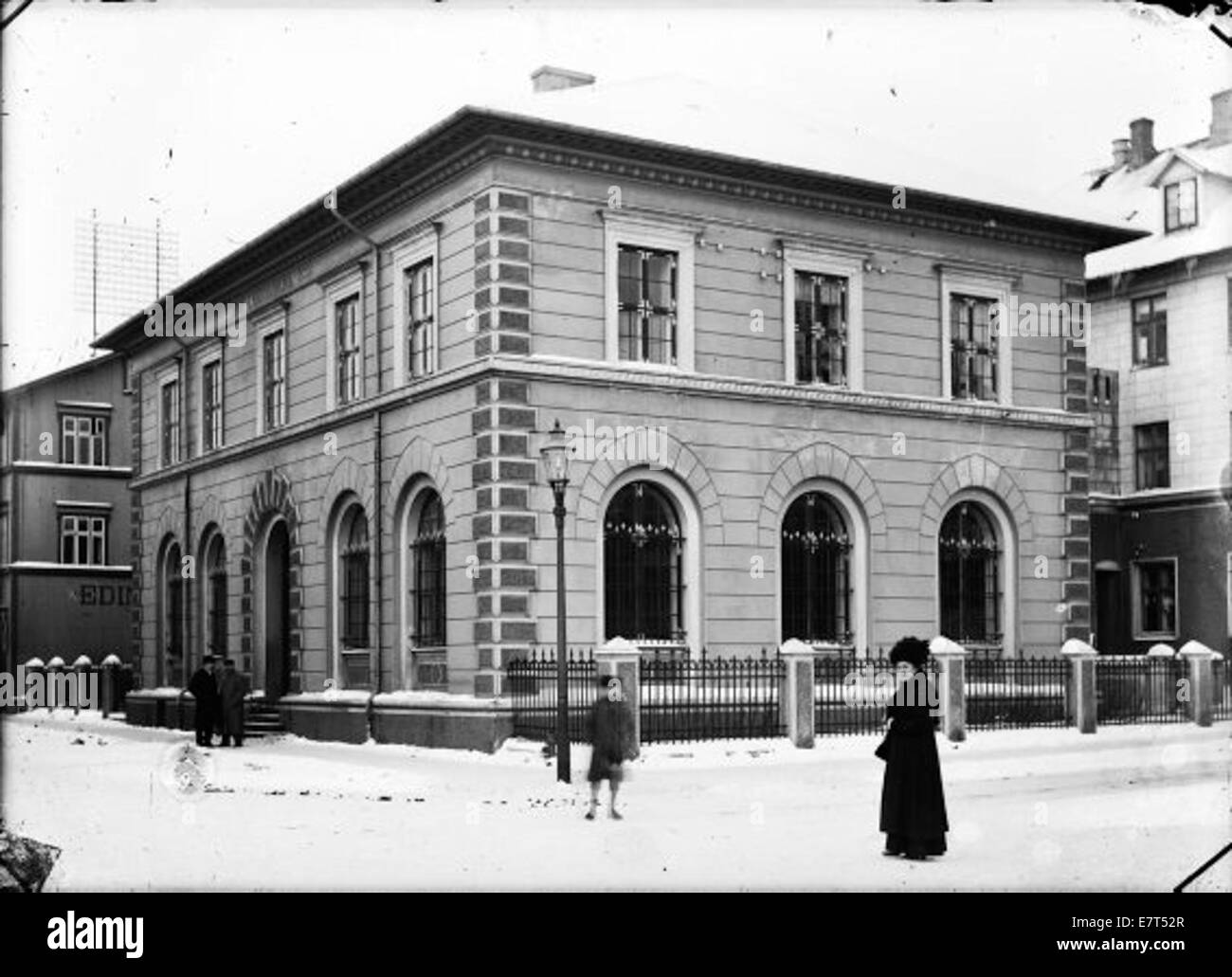 Cette image montre le bâtiment de la banque Landsbankinn situé à Austurstræti à Reykjavik, Islande, avant 1915. La photographie met en valeur l'architecture de l'époque, offrant un aperçu du développement de la ville au début du XXe siècle. Banque D'Images Cette image montre le bâtiment de la banque Landsbankinn situé à Austurstræti à Reykjavik, Islande, avant 1915. La photographie met en valeur l'architecture de l'époque, offrant un aperçu du développement de la ville au début du XXe siècle. Banque D'Images