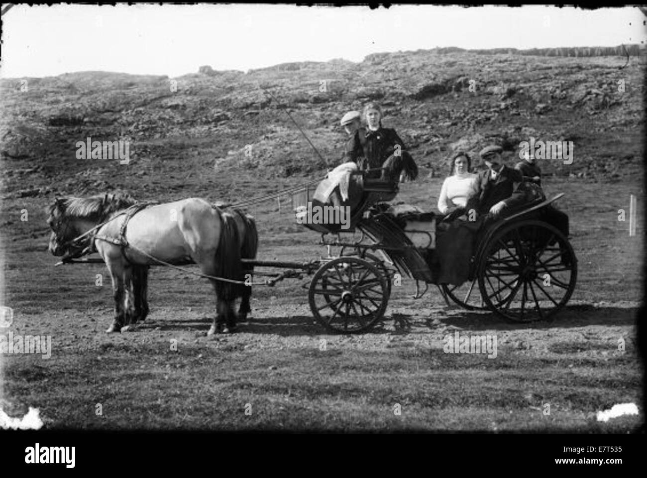 Cette photographie capture une calèche folklorique tirée par des chevaux (hestvagn) de la période 1910-1930. Il représente le transport rural traditionnel dans les pays nordiques, utilisé au début du XXe siècle. Banque D'Images