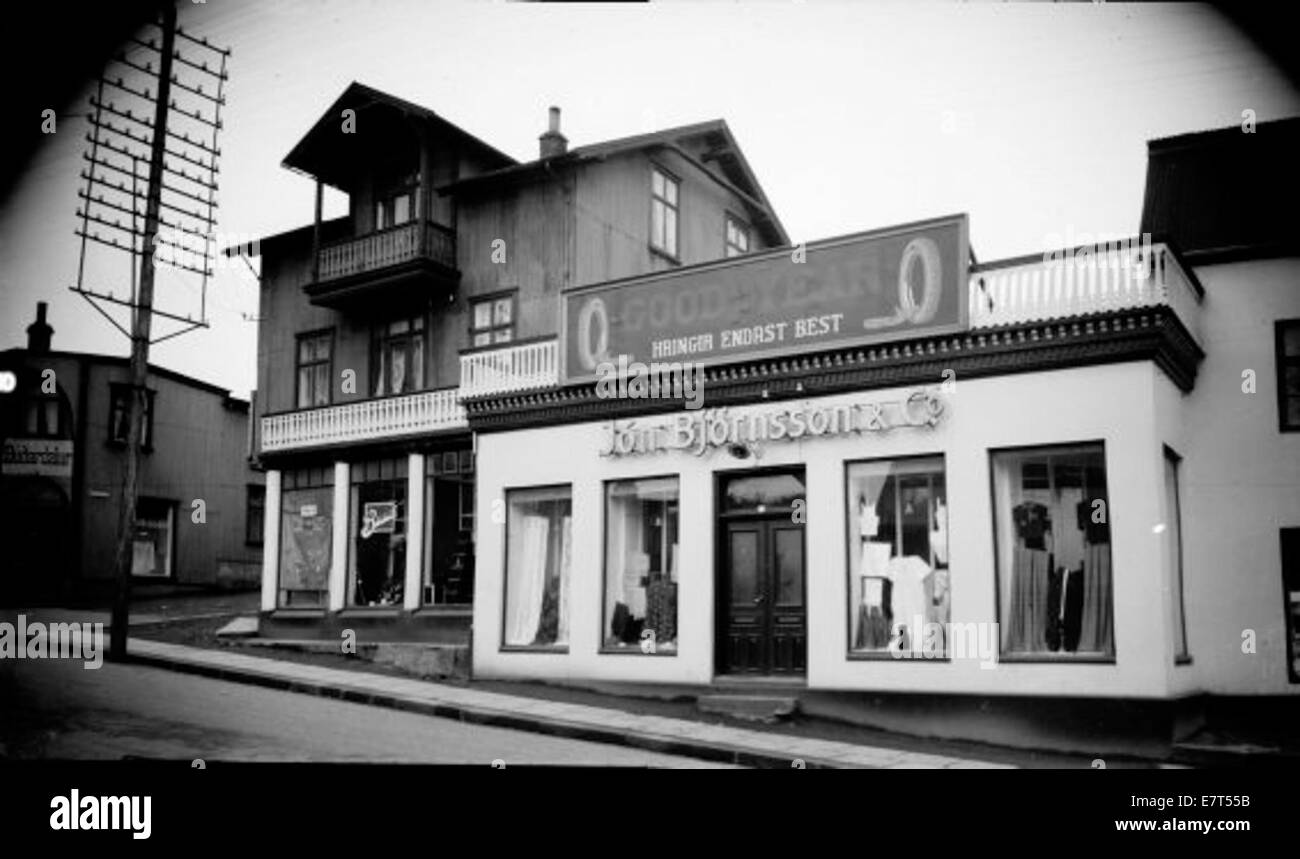 Une photographie historique de la région de Bankastræti à Reykjavik, Islande, avec des bâtiments sur Austurbær. Cette image met en évidence l'architecture ancienne et le développement urbain de Reykjavik d'une époque antérieure. Banque D'Images Une photographie historique de la région de Bankastræti à Reykjavik, Islande, avec des bâtiments sur Austurbær. Cette image met en évidence l'architecture ancienne et le développement urbain de Reykjavik d'une époque antérieure. Banque D'Images