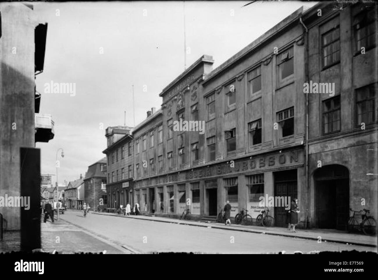 Photographie historique du quartier de la rue Hafnarstræti 10-12 à Reykjavik, Islande, prise vers 1930. L'image met en valeur l'architecture des bâtiments et le paysage de rue du quartier de Kvosin au début du XXe siècle. Banque D'Images Photographie historique du quartier de la rue Hafnarstræti 10-12 à Reykjavik, Islande, prise vers 1930. L'image met en valeur l'architecture des bâtiments et le paysage de rue du quartier de Kvosin au début du XXe siècle. Banque D'Images