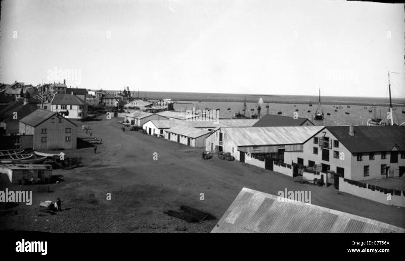 Une photographie aérienne historique de Tryggvagata à Reykjavik, prise vers 1920-1929, montrant le paysage urbain et les bâtiments de l'époque. L'image met en évidence le développement architectural de Reykjavik au début du XXe siècle. Banque D'Images Une photographie aérienne historique de Tryggvagata à Reykjavik, prise vers 1920-1929, montrant le paysage urbain et les bâtiments de l'époque. L'image met en évidence le développement architectural de Reykjavik au début du XXe siècle. Banque D'Images