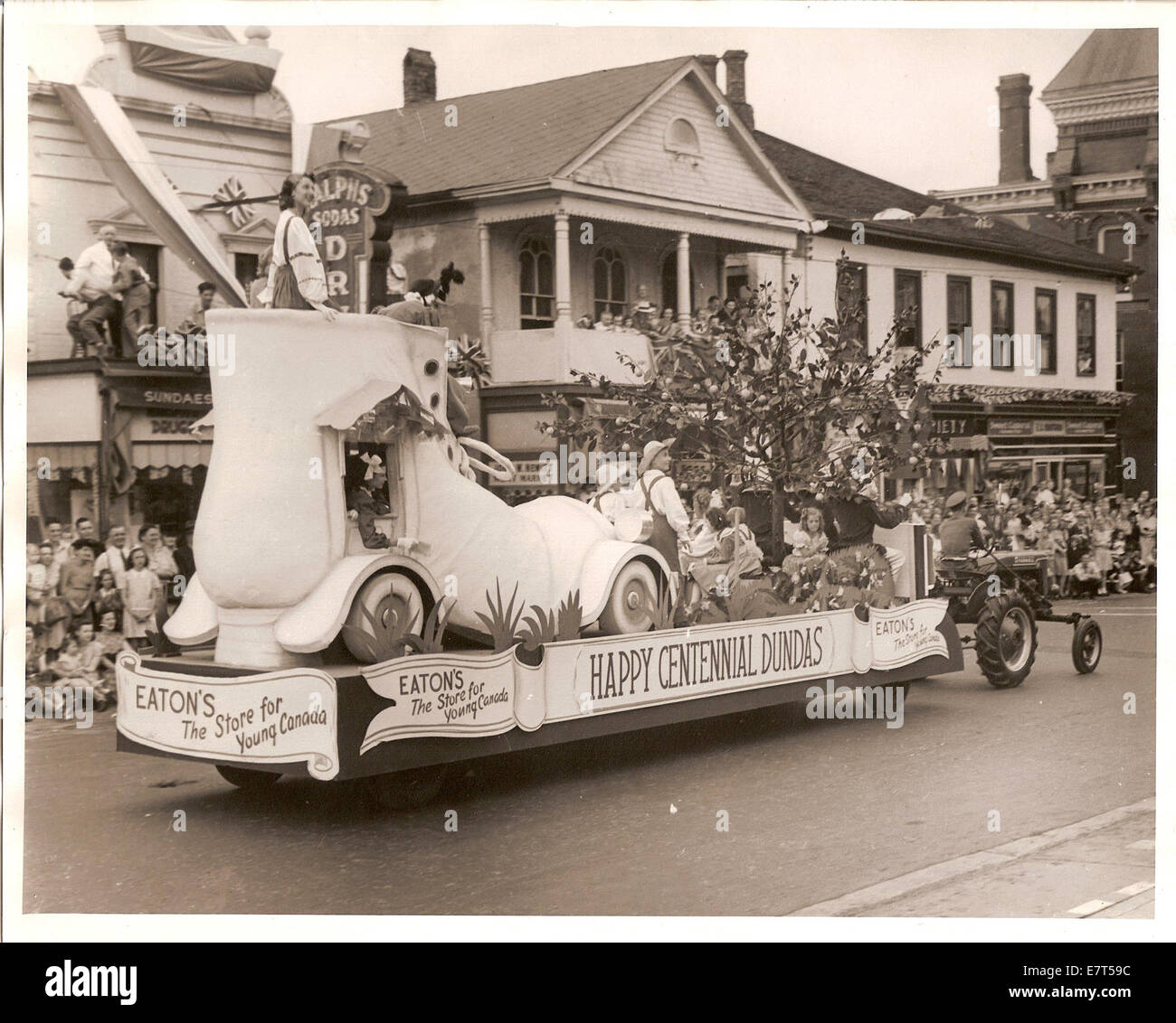 Dans le cadre du centenaire de l'incorporation de Dundas en tant que ville en 1947, un défilé a eu lieu le 1 juillet. Le défilé a commencé à l'école secondaire et se terminait à la Driving Park. La photographie fait partie de la Série 3 : des photographies dans le Centennial Dundas (1947) Commission fond Banque D'Images