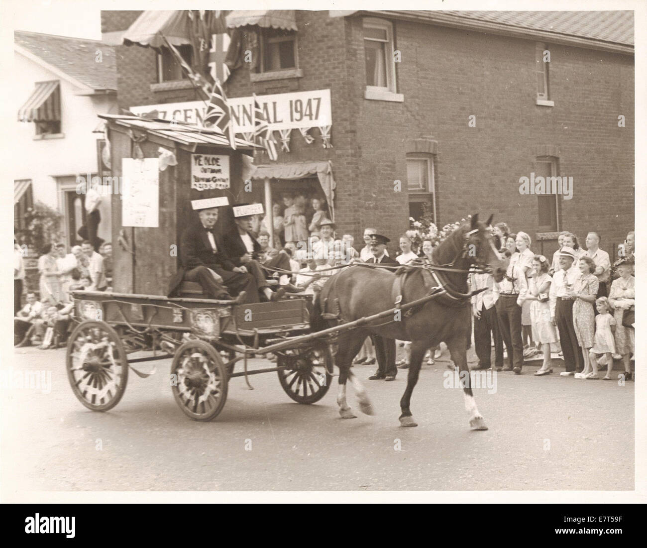 Dans le cadre du centenaire de l'incorporation de Dundas en tant que ville en 1947, un défilé a eu lieu le 1 juillet. Le défilé a commencé à l'école secondaire et se terminait à la Driving Park. La photographie fait partie de la Série 3 : des photographies dans le Centennial Dundas (1947) Commission fond Banque D'Images