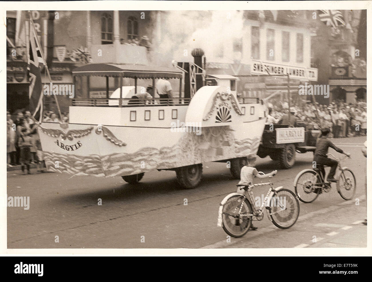 Dans le cadre du centenaire de l'incorporation de Dundas en tant que ville en 1947, un défilé a eu lieu le 1 juillet. Le défilé a commencé à l'école secondaire et se terminait à la Driving Park. La photographie fait partie de la Série 3 : des photographies dans le Centennial Dundas (1947) Commission fond Banque D'Images