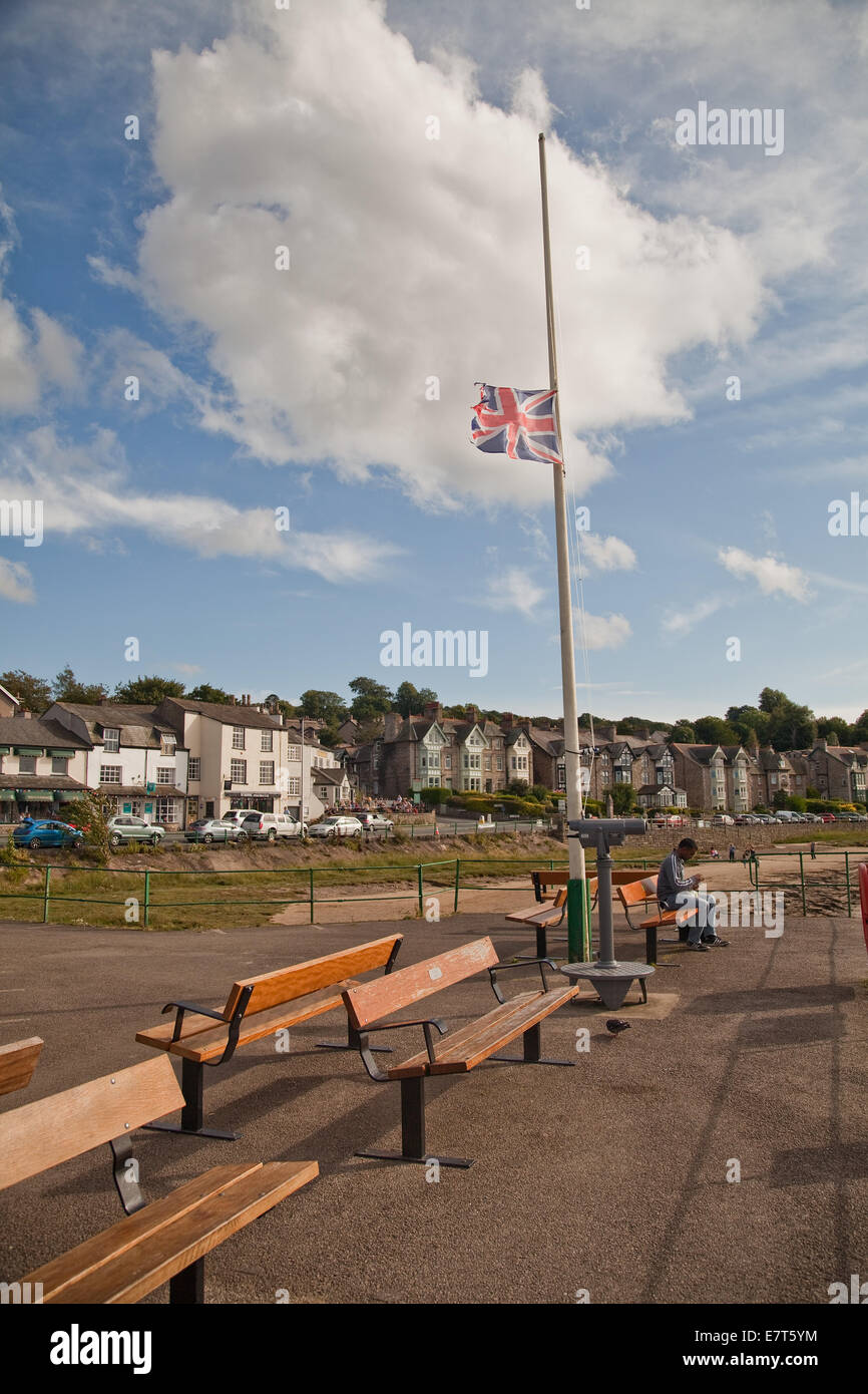 Arnside sur la côte de Cumbria,un drapeau flotte en berne, pour aucune raison apparente.Des nuages blancs de tirer à travers un ciel bleu. Banque D'Images