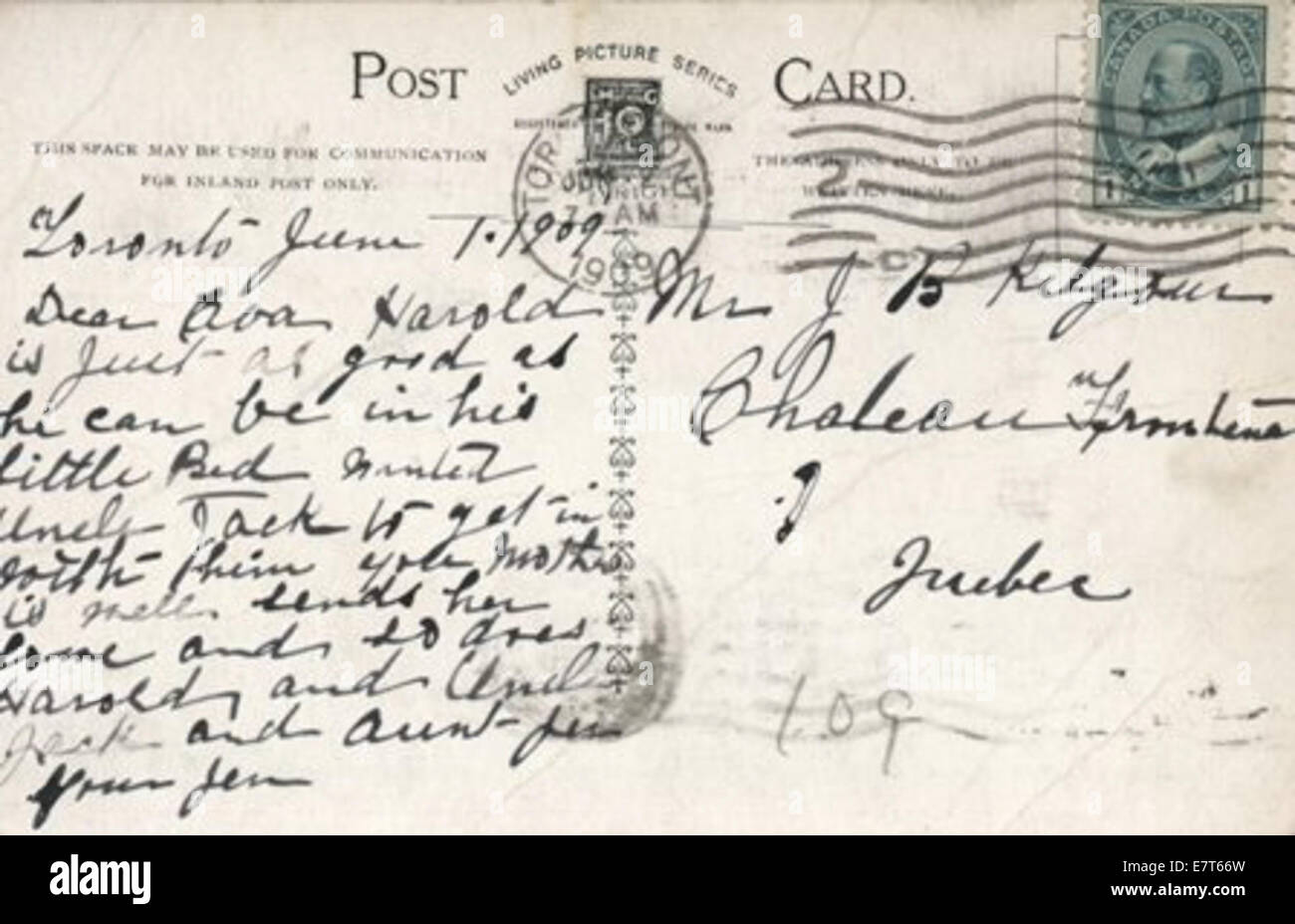 Cette photographie montre des individus engagés dans la luge, un sport d'hiver où les gens roulent sur un traîneau sur un terrain enneigé. L'image capture un moment de loisirs en plein air, probablement dans un endroit enneigé, du début au milieu du XXe siècle. Banque D'Images