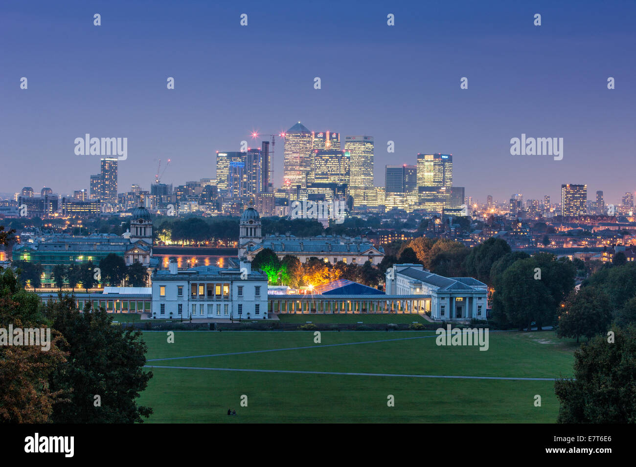 Canary Wharf et le tour de la ville de Londres avec l'arrière-plan l'ancien collège de la Marine royale au premier plan. soir photo de paysage Banque D'Images